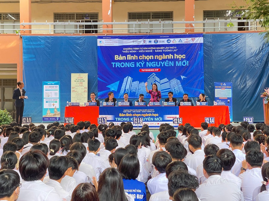 UFM truyền cảm hứng “Bản lĩnh chọn ngành học trong kỷ nguyên mới” tại Trường THPT Trần Hưng Đạo Tin tức 