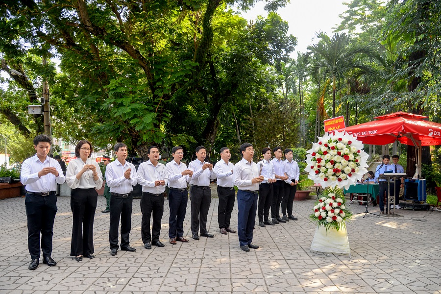 UFM dâng hương, dâng hoa tri ân các anh hùng liệt sĩ tại Công viên Lê Thị Riêng 