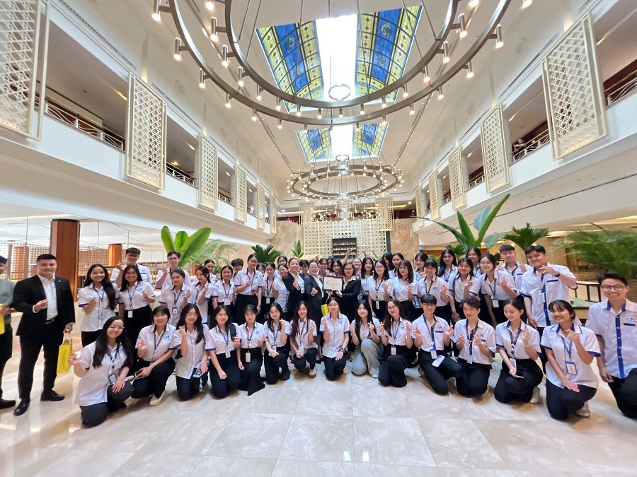 UFM tổ chức “Career Talk & Hotel Tour” tại Khách sạn LOTTE Saigon: Sinh viên hào hứng trải nghiệm thực tiễn, tăng cường kết nối doanh nghiệp 