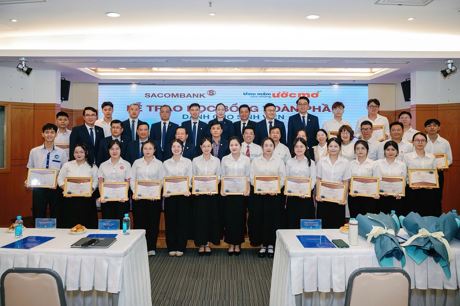 Sinh viên Trường Đại học Tài chính – Marketing nhận Học bổng toàn phần Sacombank “Ươm mầm cho những ước mơ” trị giá 75 triệu đồng 